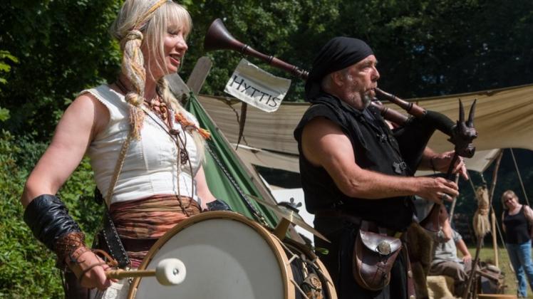 Die Hyttis sorgen mit einigen Gästen für das musikalische Drumherum beim Mittelaltermarkt auf dem Gelände des Dorfparks in Falkenburg.  