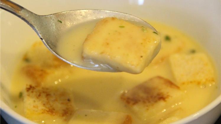 Tschechien ist seit Alters her bekannt für seine ebenso gehaltvolle wie schmackhafte Küche. Diese Käsesuppe schmeckt lecker und macht lange satt. 