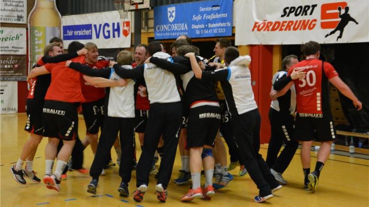 Tanzen in Diepholz: Die Spieler der HSG Delmenhorst feiern ihren Auswärtssieg bei der HSG Barnstorf/Diepholz. Tanzen in Diepholz: Die Spieler der HSG Delmenhorst feiern ihren Auswärtssieg bei der HSG Barnstorf/Diepholz.