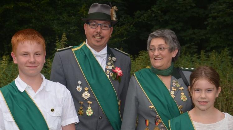 Frisch proklamiert: Der neue Schützenkönig des Delmenhorster Schützenvereins von 1847 Frank Deneke und Schützenkönigin Heidi Menkens werden flankiert von Jugendkönig Tobias Kornau und Schülerkönigin Hannah Zäh. Frisch proklamiert: Der neue Schützenkönig des Delmenhorster Schützenvereins von 1847 Frank Deneke und Schützenkönigin Heidi Menkens werden flankiert von Jugendkönig Tobias Kornau und Schülerkönigin Hannah Zäh.