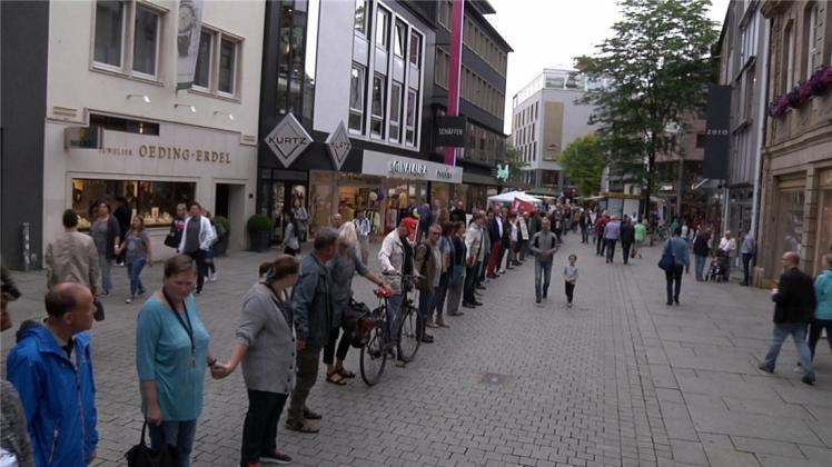 Viele Osnabrücker reihten sich am Samstagmorgen in die Menschenkette gegen Rassismus ein. 