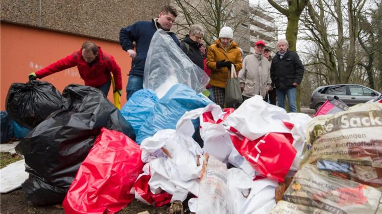 Entsetzen über die Müllberge hinter den Häusern Wollepark 11 und 12: Mitglieder des Arbeitskreises Sauberes Delmenhorst anlässlich eines Ortstermins zwischen Abfällen und Sperrmüll. 