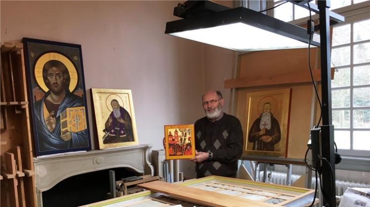 Pater Franz fertigt derzeit in seiner Werkstatt auf Schloss Clemenswerth Ikonen an. 