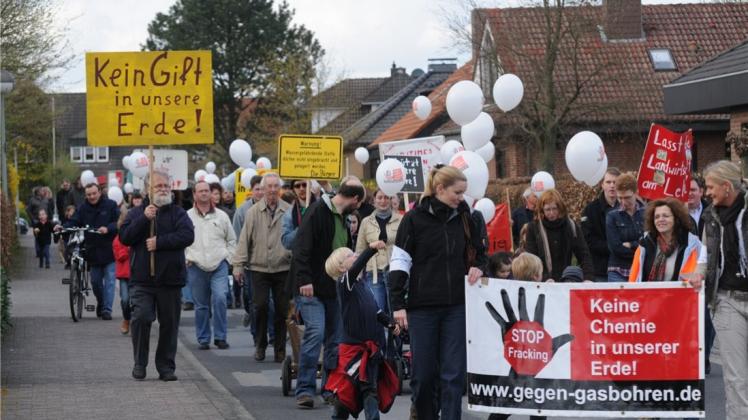 Schon mehr fünf Jahren demonstrierten die Lünne gegen Fracking in der Gemeinde – nun verteilte die Interessengemeinschaft Informationsblätter. 