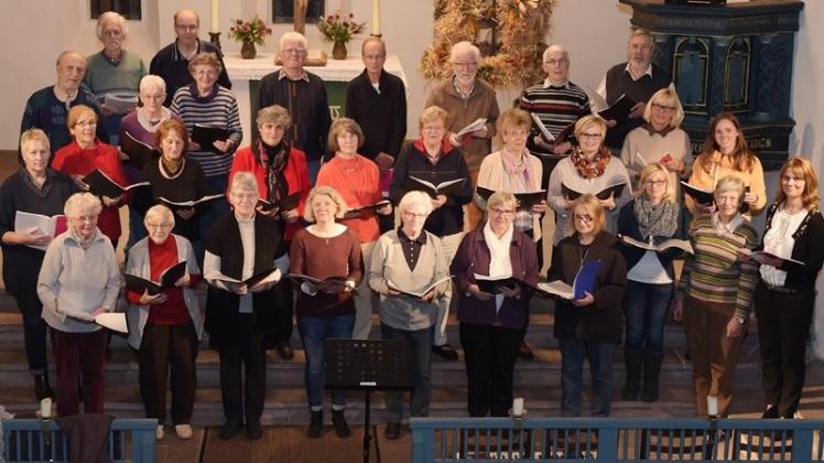 Proben für das Jubiläumskonzert: die Kantorei Hasbergen während ihres jüngsten Übungsabends in der Kirche St. Laurentius. Foto Rolf Tobis