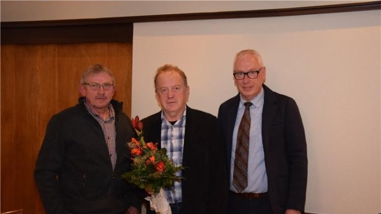 Johannes Dieker (Mitte) wird von Ludger Feldmann (links) und Ludwig Pleus zur Wahl ins Bürgermeisteramt beglückwünscht. 