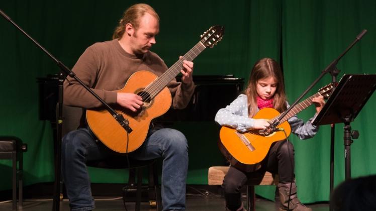 Früh übt sich: Groß und Klein musizieren gemeinsam beim Tag der offenen Tür in der Musikschule Strings. 