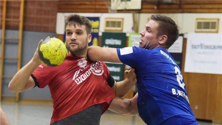 Will sich an diesem Sonntag gegen die SG Achim/Baden durchsetzen: der Handball-Oberligist HSG Delmenhorst um Torben Sudau (links). Will sich an diesem Sonntag gegen die SG Achim/Baden durchsetzen: der Handball-Oberligist HSG Delmenhorst um Torben Sudau (links).