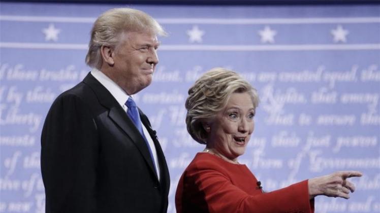 Hillary Clinton und Donald Trump kurz vor Beginn der TV-Debatte in Hempstead, New York. 