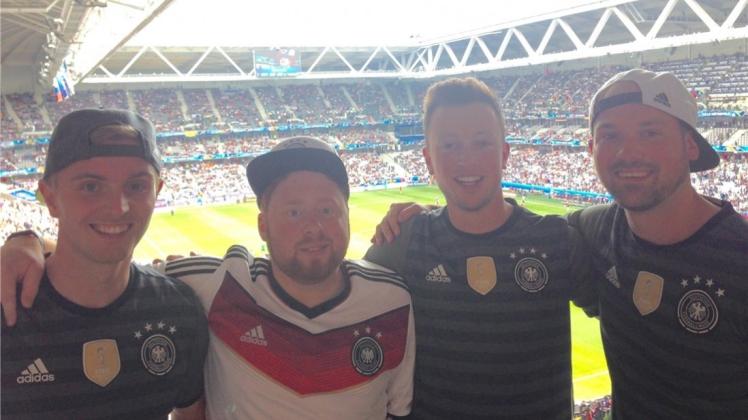 Die deutsche Mannschaft in Lille beim 3:0-Sieg im Achtelfinale über die Slowakei haben Michael Cordes, Daniel Hüve, Paul Wolters und Thomas Merkers (von links) am Sonntag angefeuert. 