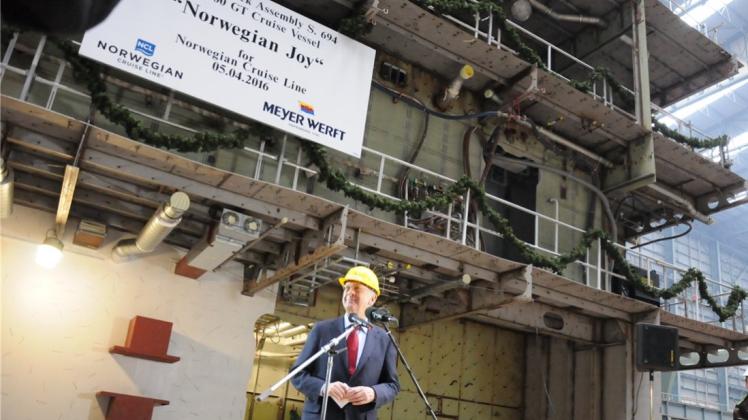 Werftchef Bernard Meyer vor der Kiellegung des 680 Tonnen schweren Blocks für das Kreuzfahrtschiff „Norwegian Joy“. 