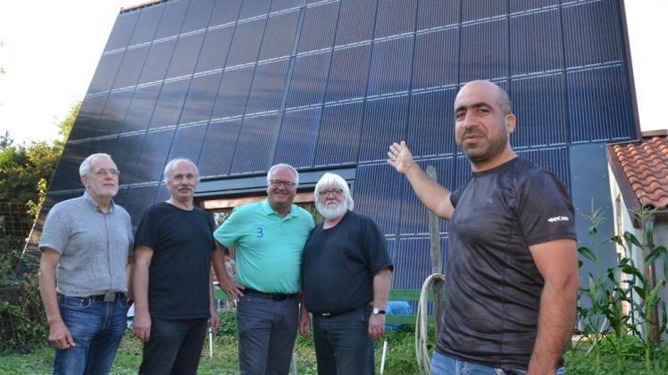 Die Hauswand ist vollkommen mit Solarzellen verkleidet: Die Grünen in Ganderkesee haben das energieautarke Haus von Siegfried Preuß besichtigt. Der Ganderkeseer Bauherr hat dort 13 Flüchtlinge untergebracht, einer davon ist Ibrahim Dakhil aus dem Irak (rechts). Die Hauswand ist vollkommen mit Solarzellen verkleidet: Die Grünen in Ganderkesee haben das energieautarke Haus von Siegfried Preuß besichtigt. Der Ganderkeseer Bauherr hat dort 13 Flüchtlinge untergebracht, einer davon ist Ibrahim Dakhil aus dem Irak (rechts).