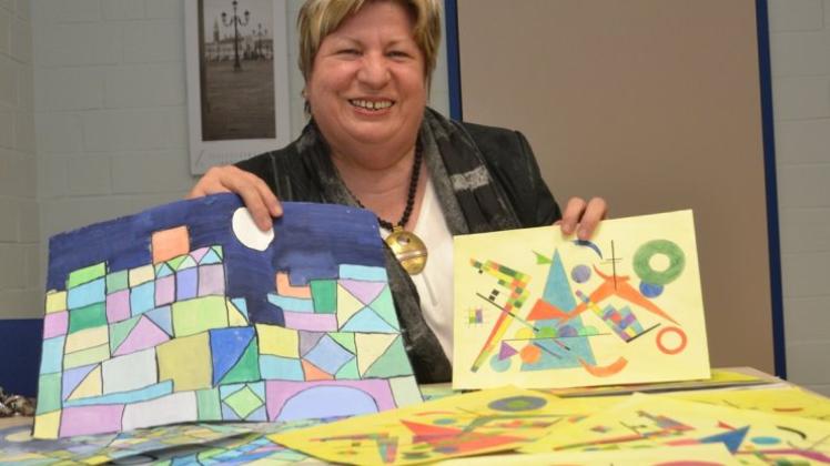 Klee triff Kandinsky: Die künstlerische Bildung soll an der Grundschule Lange Straße auch künftig einen hohen Stellenwert genießen, wünscht sich die scheidende Schulleiterin Rita Wieneke (Bild). Klee triff Kandinsky: Die künstlerische Bildung soll an der Grundschule Lange Straße auch künftig einen hohen Stellenwert genießen, wünscht sich die scheidende Schulleiterin Rita Wieneke (Bild).