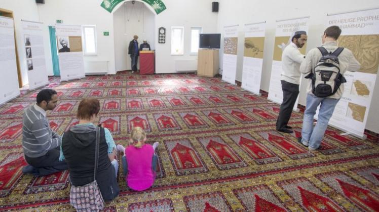 Muslime als Teil der Gesellschaft - hier ein Bild von der Basharat Moschee an der Osnabrücker Atterstraße beim Tag der offenen Tür. 