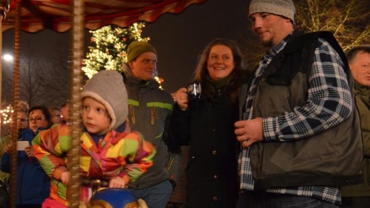 Glühwein für die Großen, Karussells für die Kleinen. Der Weihnachtsmarkt in Bookholzberg erzeugte bei den Menschen gute Laune. 