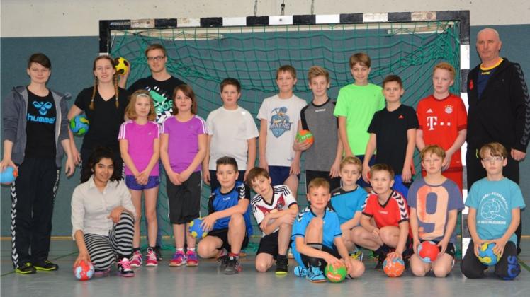 Wollen Kindern den Handball näher bringen: (von hinten links) Jasmin Bolte, Melissa Pochodaj, Felix Rose und  (hinten rechts) Maik Böhmichen, hier mit der männlichen D-Jugend und Torhüterinnen. 