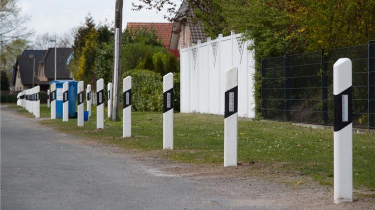 Löst bei Anwohnern in Delmenhorst Unmut aus: Mit Pfosten versperrter Seitenstreifen Am Dwoberg. Löst bei Anwohnern in Delmenhorst Unmut aus: Mit Pfosten versperrter Seitenstreifen Am Dwoberg.