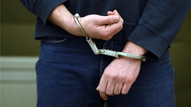 Ein Mann in Handschellen. Die Zahl der registrierten Straftaten in der Region ist um 6,2 Prozent gestiegen. 