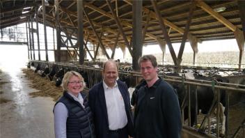 FDP-Landtagsabgeordneter Hermann Grupe (Mitte) besucht die Milchbauern Mechthild und Hartwig Meyer in Kettenkamp. 