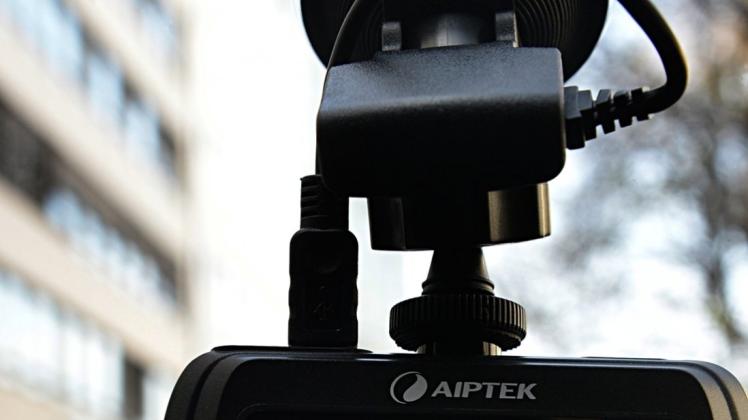 Sogenannte  Dash-Cams sind umstritten, Datenschützer warnen vor dem Einsatz der Mini-Kameras. 