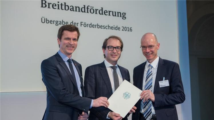 In Berlin nahm Landrat Michael Lübbersmann (rechts) von Bundesverkehrsminister Alexander Dobrindt (Mitte) im Beisein des CDU-Bundestagsabgeordneten André Berghegger (links) einen Förderbescheid für den Ausbau des Breitbandnetzes in der Osnabrücker Region entgegen. 