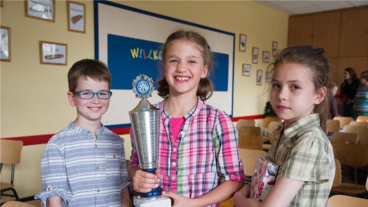 Standen auf dem Treppchen: David Gorldt (3. Platz, Hermann-Allmers-Schule, links), Mirija Felst (1. Platz, Wilhelm-Niermann-Schule, Mitte) und Polina Filonova (2. Platz, Grundschule Beethovenstraße, rechts). Standen auf dem Treppchen: David Gorldt (3. Platz, Hermann-Allmers-Schule, links), Mirija Felst (1. Platz, Wilhelm-Niermann-Schule, Mitte) und Polina Filonova (2. Platz, Grundschule Beethovenstraße, rechts).