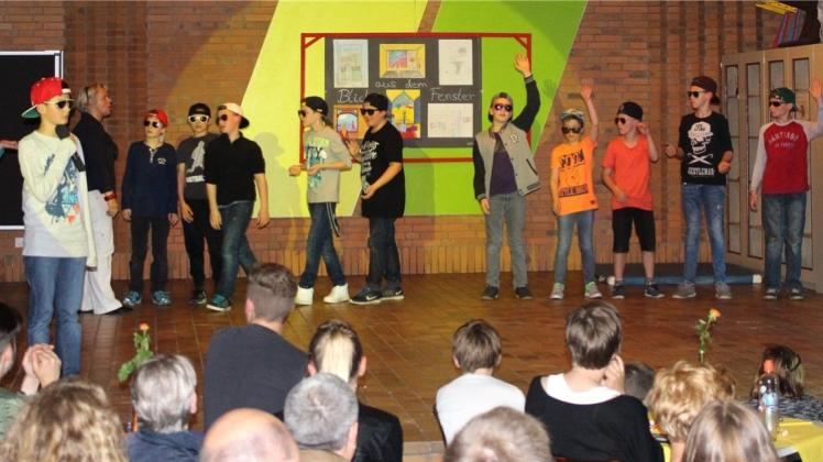 Cool in Szene gesetzt von der Klasse 5b: Der Song „Meine Welt“ von Rapper Kurdo beim „Frühlingscocktail“ in der Oberschule. 