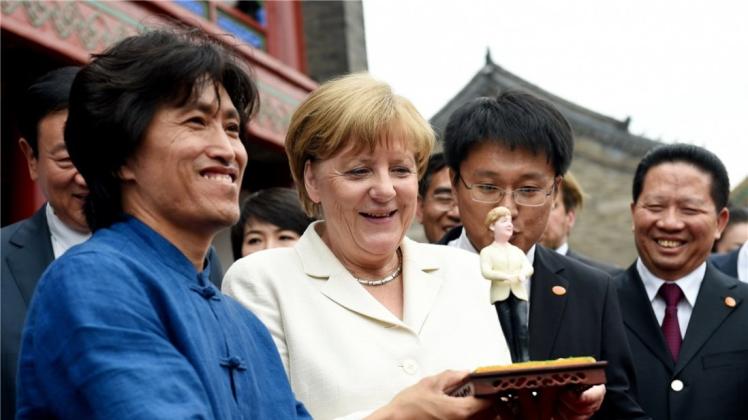 Mini-Merkel: Beim China-Besuch der Kanzlerin geht also doch um Knete. 