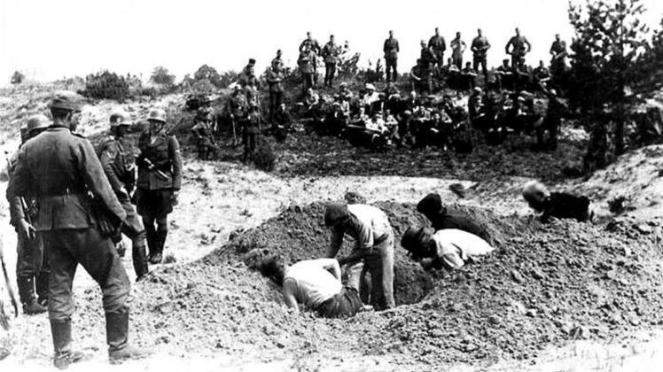 Die Aufnahme zeigt Erschießungskommandos in Schaulen (Litauen) im Juli 1941. In diesem Monat war Karl Becker laut eigener Aussage in der Stadt. 

            

              
                Quelle: Wikimedia Commons
