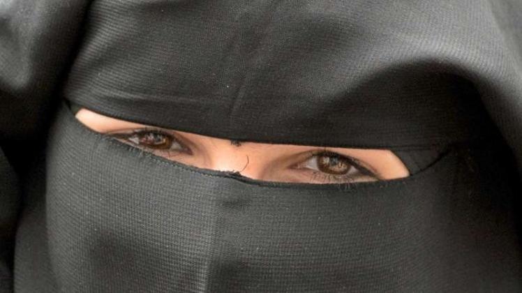 Die CDU will Kopftücher und Gesichtsschleier in den Gerichten in Niedersachsen verbieten lassen. Ein Islamwissenschaftler will auf pädagogische Maßnahmen setzen. 
