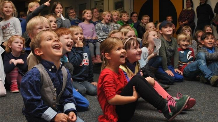 Beste Unterhaltung: Mit Freude und Spannung verfolgten die Kinder bei den Huder Fantasie- und Märchentagen nicht nur das Kasperletheater der Oldenburger Puppenbühne. 