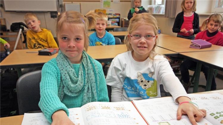 In der Grundschule in Scharrel (Ostfriesland) lernen die Zweitklässlerinnen Patricia und Theresa (7, l.) Mathematik auf Saterfriesisch. Foto:Imago/epd