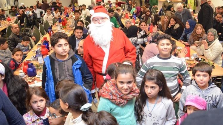 Der Nikolaus hat am Samstag bei einer Weihnachtsfeier die Flüchtlinge besucht, die in der Gemeinde Ganderkesee ein neues Zuhause gefunden haben. 