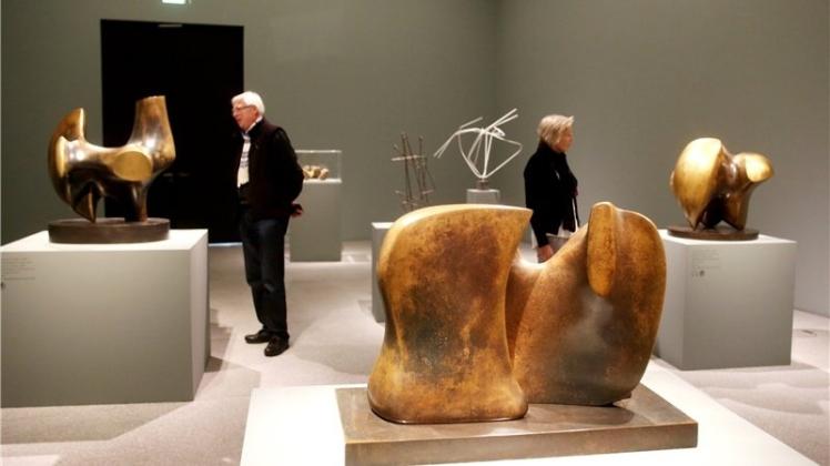 Henry Moore im europäischen Kontext: Fachbesucher schauen im LWL-Museum für Kunst und Kultur die Skulpturen „Arbeitsmodell für zweischneidige Messerschneide“ (1962, M), „Arbeitsmodell für Dreiwegestück (1964, l) und „Arbeitsmodell für Dreiwegestück Nr.1: Spitzen“ (1964) an. 