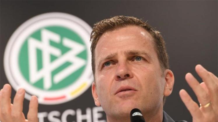 Oliver Bierhoff bei einer Pressekonferenz in Evian. Oliver Bierhoff bei einer Pressekonferenz in Evian.