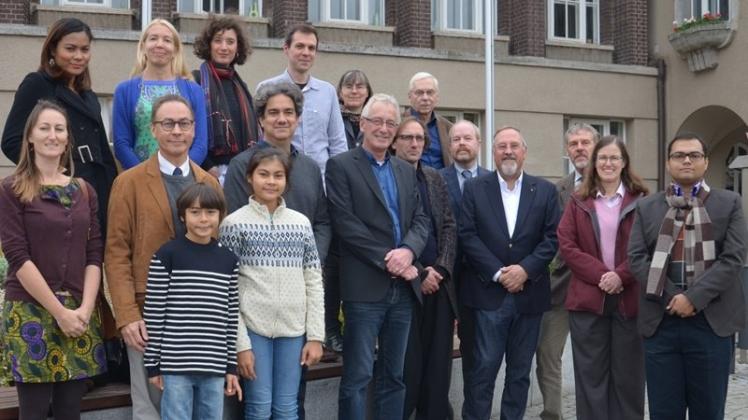 Oberbürgermeister Axel Jahnz (Mitte) begrüßte die Gastforscher am Dienstag offiziell in Delmenhorst. Einige von ihnen brachten ihre Familien mit. 