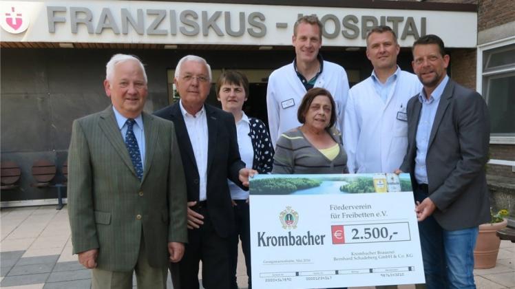 Spendenübergabe mit (von links) Roderich Zils, Heinz Lunte, Christa Wiemann, Dr. Jürgen Apel, Hildegard Tobergte, Dr. Olaf Rolf und Siegfried Eickhorst. Spendenübergabe mit (von links) Roderich Zils, Heinz Lunte, Christa Wiemann, Dr. Jürgen Apel, Hildegard Tobergte, Dr. Olaf Rolf und Siegfried Eickhorst.