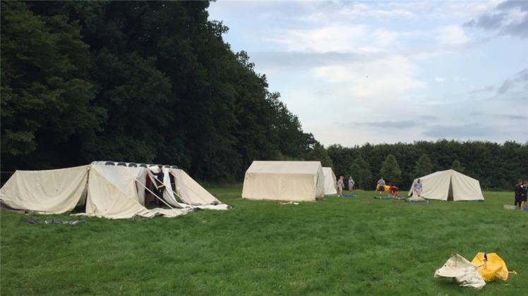 Lager am Schultenholz: Am Donnerstagabend bauten die Gruppenleiter die Zelte auf. Heute werden die „Kurzen“ anreisen und bis Montag dort kampieren. Fotos: Phil Jentzsch