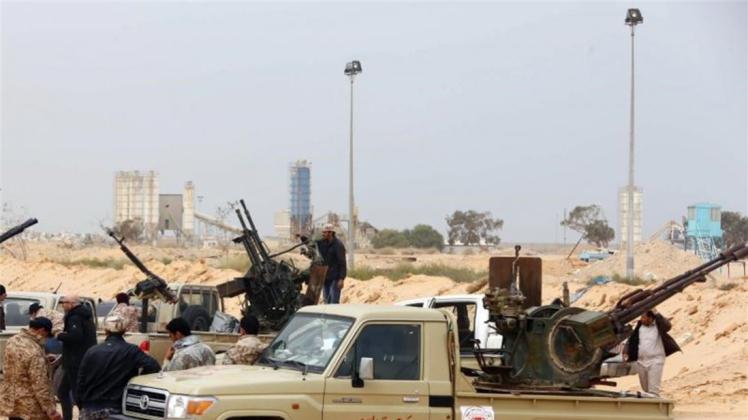 Kämpfer, die loyal zum libyschen Parlament stehen, nahe der umkämpften Stadt Sirte. Foto: str/Archiv