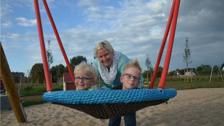 Viel Spaß hatte Michaela Riedel mit ihren beiden Söhnen Till-Ansgar (links) und Arndt-Rune auf dem neuen Spielplatz in Deichhausen. 