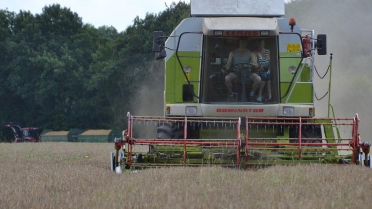 Große Landtechnik: Auch die Landwirte setzen vermehrt auf Maschinen – für ungelernte Ferienjobber ist da kein Platz. Große Landtechnik: Auch die Landwirte setzen vermehrt auf Maschinen – für ungelernte Ferienjobber ist da kein Platz.