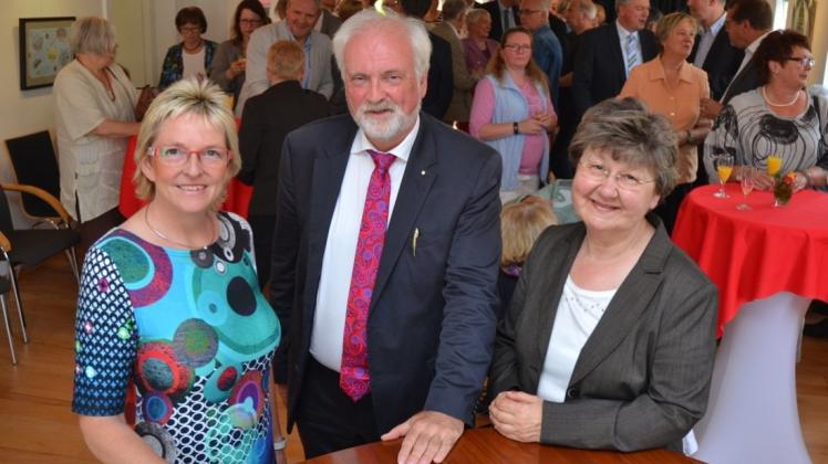 Bürgermeisterin Alice Gerken-Klaas (links) dankte Rolf Schütze und seiner Frau Christel für den Einsatz an der regioVHS Ganderkesee-Hude. 