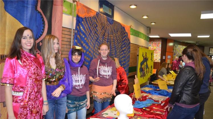 Mit Kostümen aus aller Herren Länder verdeutlichten Schülerinnen aus dem Profil Wirtschaft das Thema Globalisierung und fairer Handel. Fotos: Heiner Beinke
