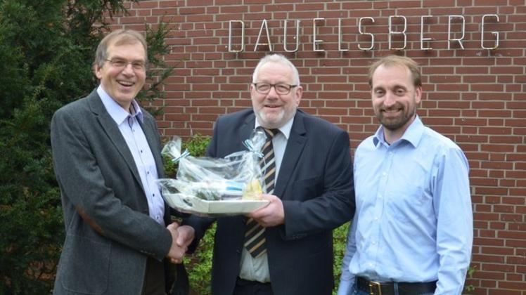 39 Jahre Gut Dauelsberg: Leiter Helmut Blauth und Qualitätsmanager Martin Küver verabschieden Pflegedienstleiter Helmut Janz in den Ruhestand. 