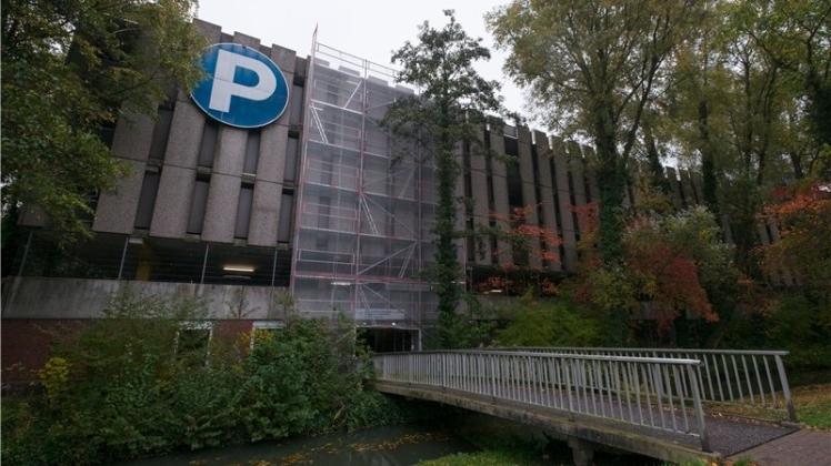 Zwei Jahre kein Parkhaus in Delmenhorst: Der Abriss des City-Parkhauses und die drohende Parknot beschäftigen derzeit vor allem die Kaufleute in der Innenstadt. Zwei Jahre kein Parkhaus in Delmenhorst: Der Abriss des City-Parkhauses und die drohende Parknot beschäftigen derzeit vor allem die Kaufleute in der Innenstadt.