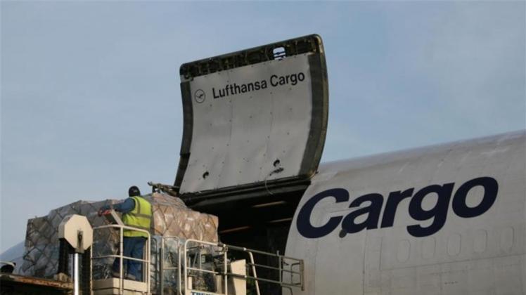 In den kommenden Jahren sollten in der Verwaltung und Bodenabfertigung von Lufthansa Cargo mehr als 500 Jobs wegfallen, berichtet der „Spiegel“. 