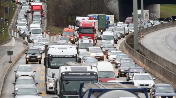 Und wieder ein Stau: Viele Fahrer sind genervt, wenn es wie hier auf der A7 in Richtung Hamburg heißt: Nichts geht mehr. 