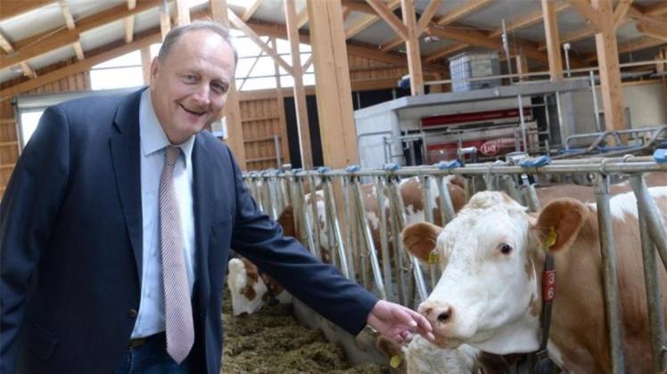 Präsident des Deutschen Bauernverbandes, Joachim Rukwied, in einem Kuhstall in Schlat. Der Deutsche Bauernverband, lädt vom 29. bis 30. Juni zum Deutschen Bauerntag nach Hannover. 