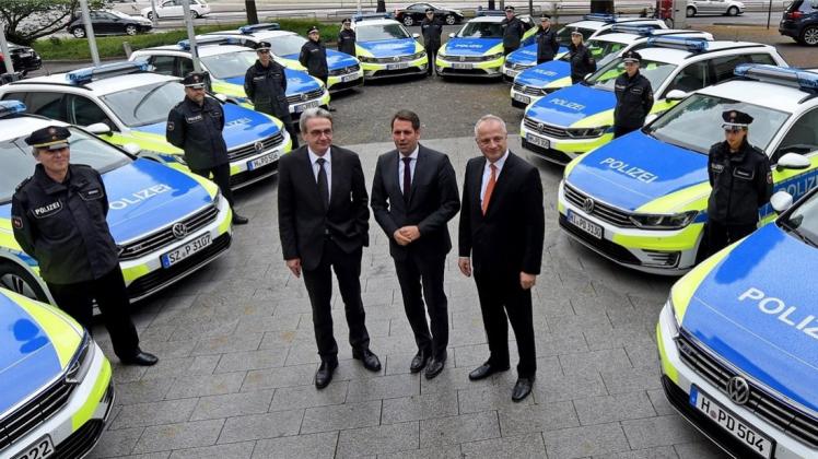 Wirtschaftsminister Olaf Lies (SPD, Mitte) hat zusammen mit Landespolizeipräsident Uwe Binias (links) und dem VW-Leiter Vertrieb und Marketing, Thomas Zahn (rechts), die zwölf teilelektrischen Hybrid-Funkstreifenwagen an die niedersächsische Polizei übergeben. 