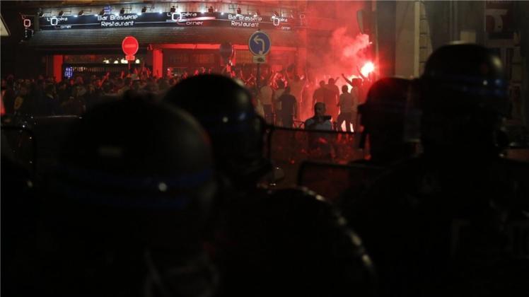 Französische Polizei geht mit Tränengas gegen englische Fans in Lille vor. 